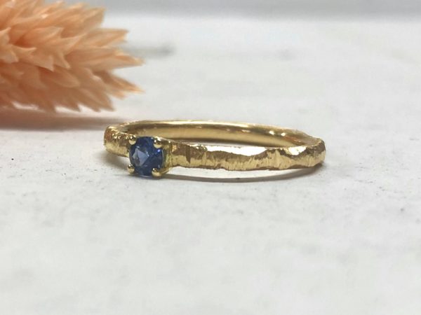 Safirring aus Gold mit Struktur und blauem Stein Esafira