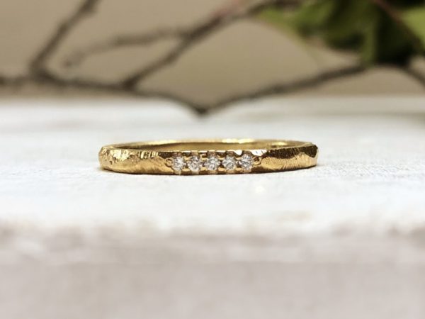 Goldener Memoire Ring mit fünf Steinen und Struktur vom Goldschmied Fasetti 1