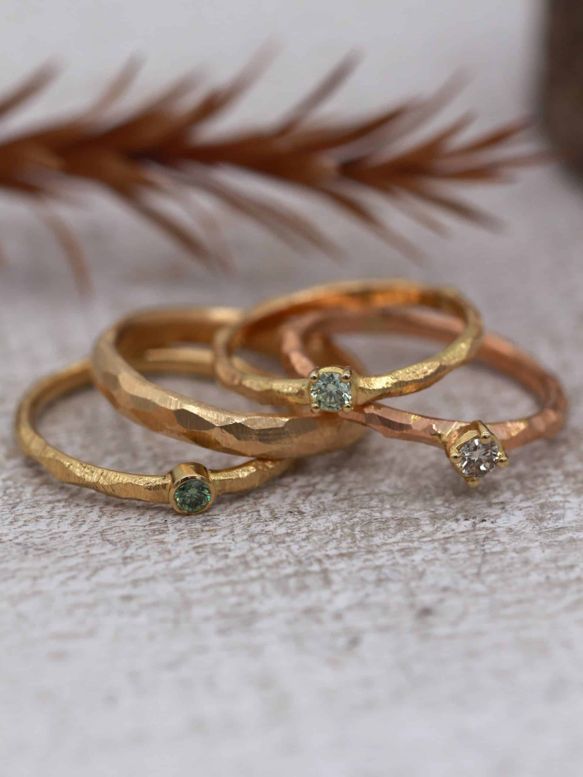 Homepage 10 Verlobungsring mit grünem Stein und Verlobungsring mit blauem Stein, vom Verlobungsring Goldschmied Susanne Krist