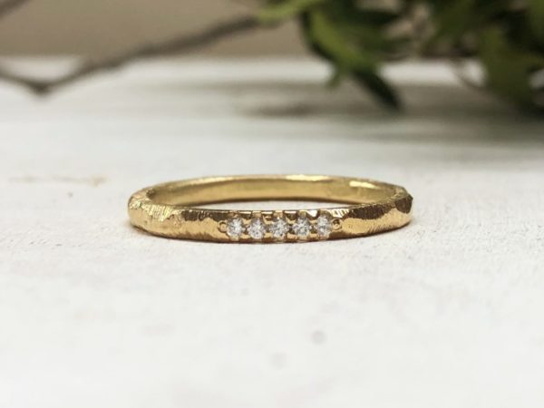 Memoire Ring mit fünf Steinen und Struktur vom Goldschmied Fasetti 1
