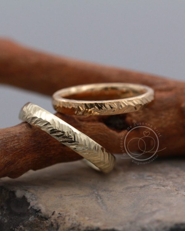Trauringe mit Blattmuster in Gold