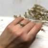 Vorsteckring mit Salt n Pepper Diamant an der Hand Simeona