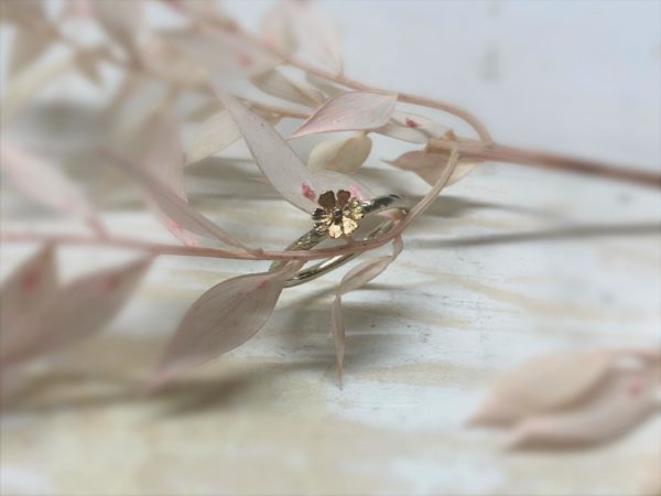 Blumenring als Verlobungsring mit Rotgoldblüte und Weissgoldring