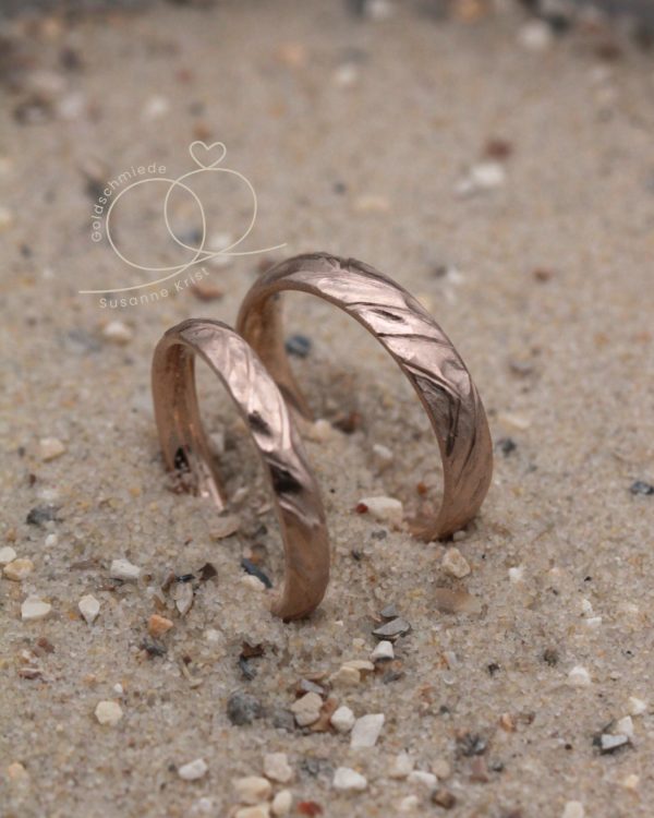 Braune Ringe mit starker Struktur aus Haselnussgold Geheime Bucht
