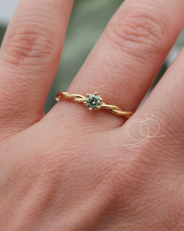 Bria Kordelring Goldring grüner Stein