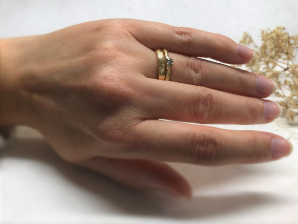 Verlobungsring mit grauem Stein direkt am Ehering getragen Salta