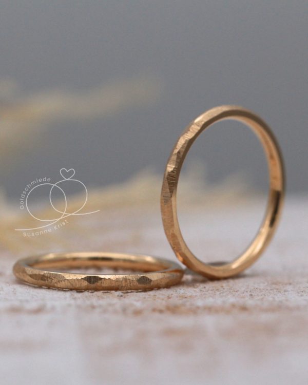 Dünne Ringe Rosegold mit Hammerschlag Fels