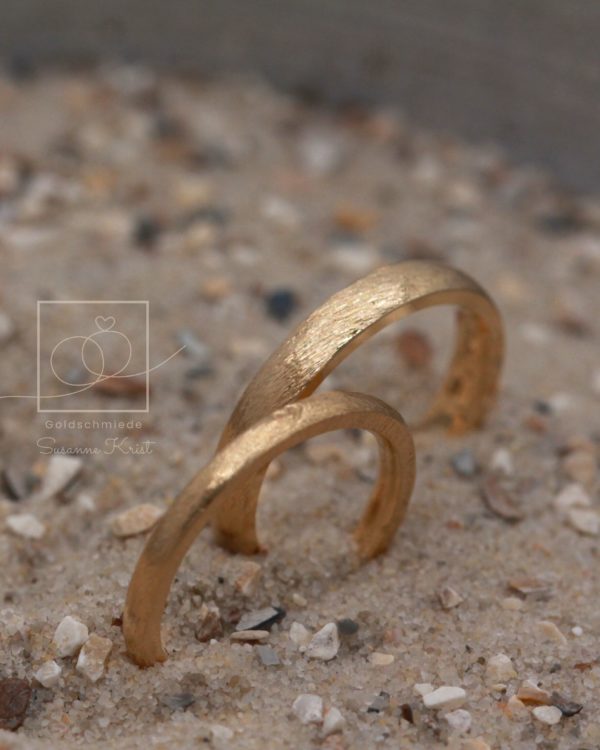 Dünne Trauringe aus Gold mit Herzchen im Damenring, Dünenherz