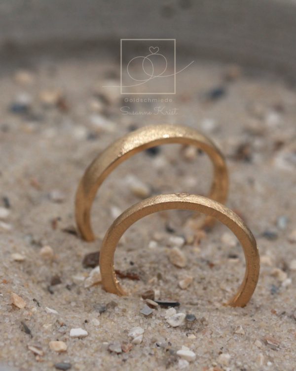 Schmale und dünne Trauringe vom Goldschmied mit Herz, Dünenherz