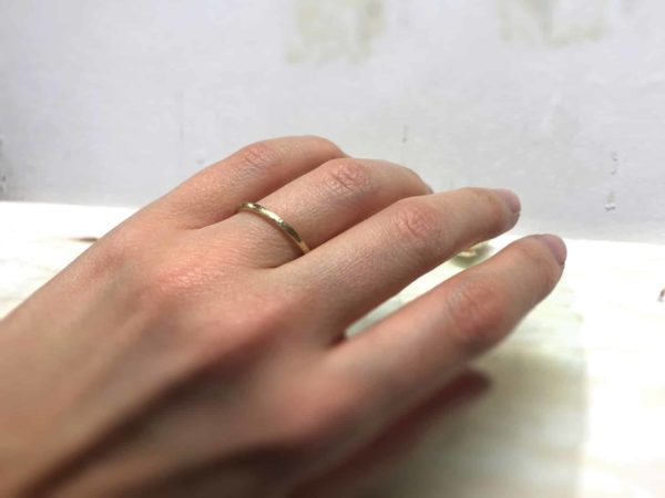 Der schmale Verlobungsring namens Vreni, getragen an einer linken Hand.