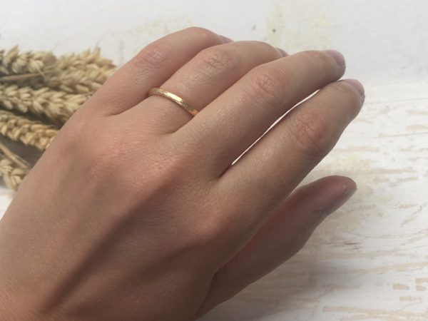 Dünner Rosegoldring auf der Haut am Ringfinger Areni 1