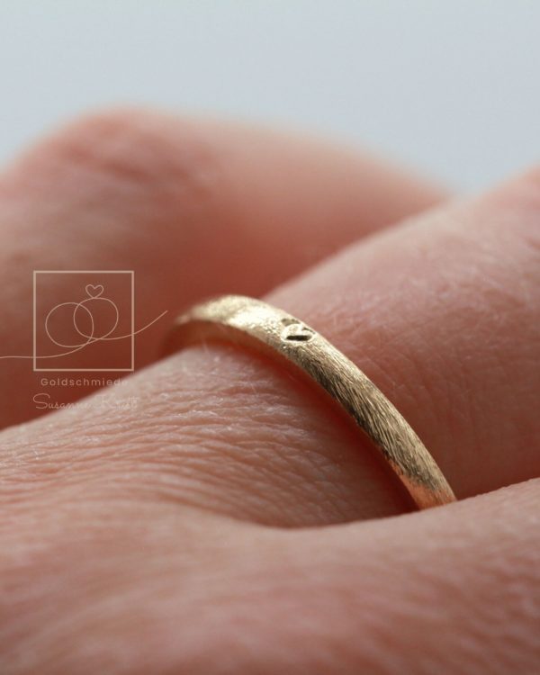 Schmaler und dünner Goldring als Ehering mit Herz