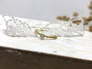 Matter und schmaler Verlobungsring mit weißem Stein in Krallenfassung.
