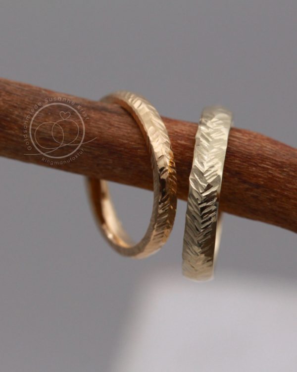 Feder Trauringe aus Rosegold und Gold namens Blattwerk