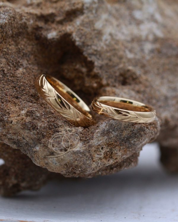 Eheringe mit Holzmuster aus Gold