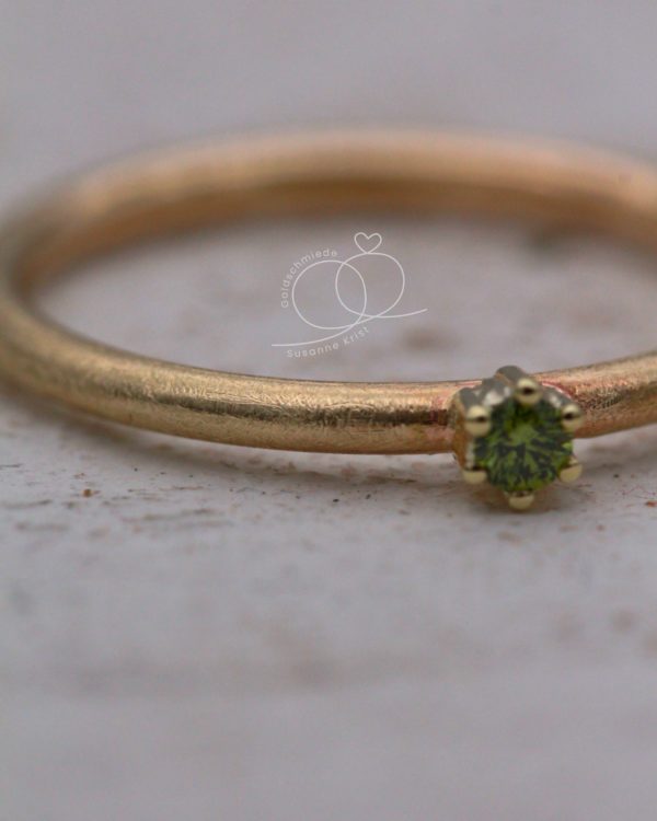 Eismatter Ring grüner Stein Fini Oliv