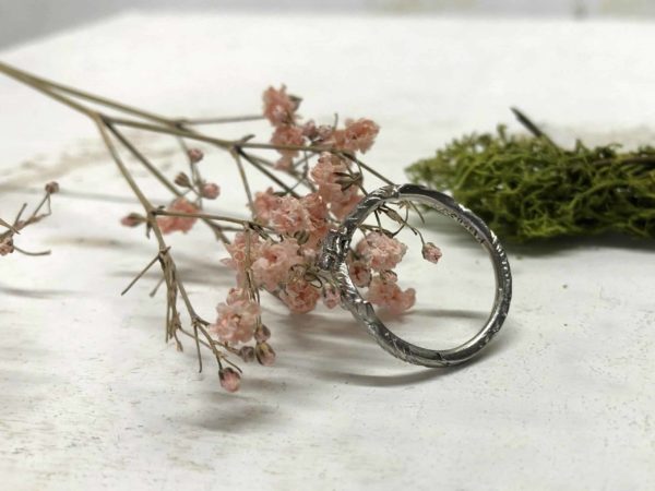 Floraler Ring bzw. Rankenring aus Weissgold oder Platin