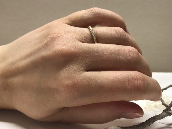 Gehämmerter Verlobungsring mit 5 Steinchen Handbild Fasetti 1