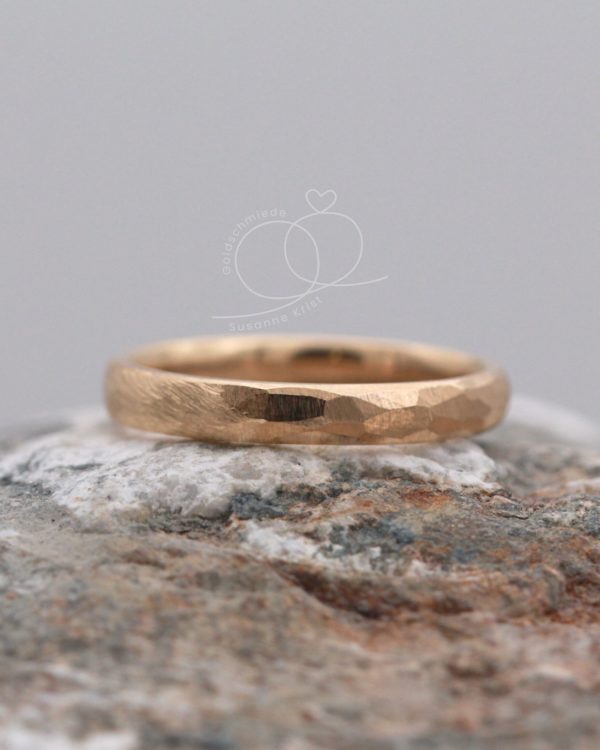 Gehämmerter Trauring Gold, Modell Wanderlust