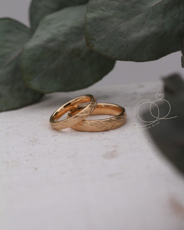 Gemusterte, matte Rosegoldringe mit Holzmuster