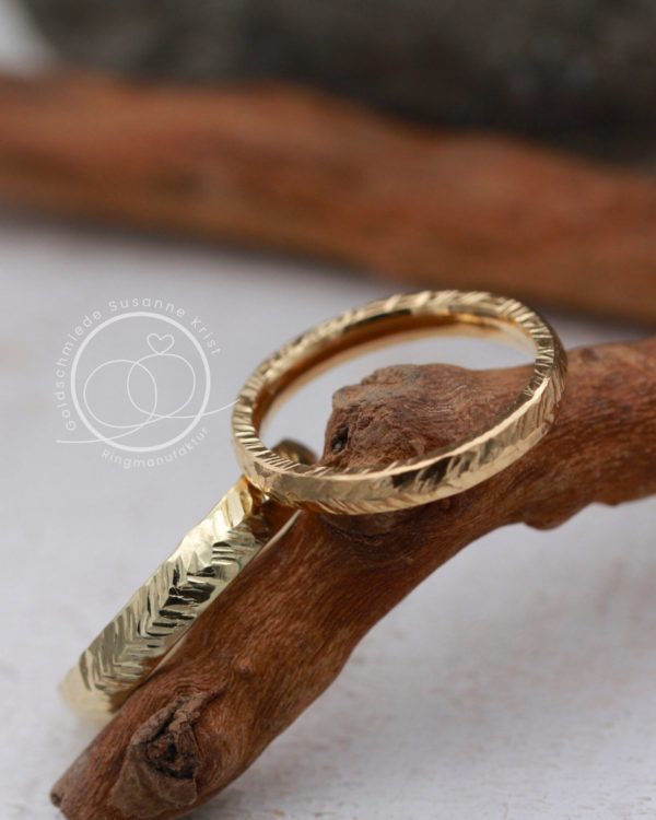 Geschmiedete Trauringe mit Blattmuster Gold