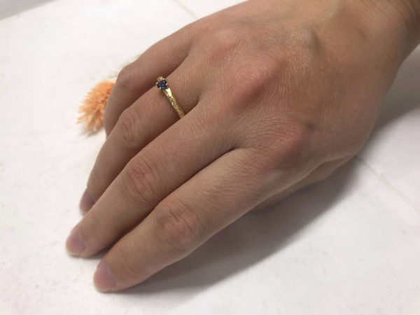 Gehämmerter Ring mit Safir an der Hand getragen Esafira