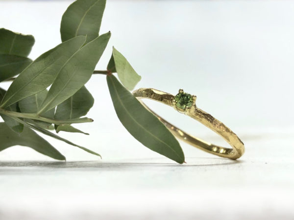 Geschmiedeter Ring mit grünem Stein Olivi 1