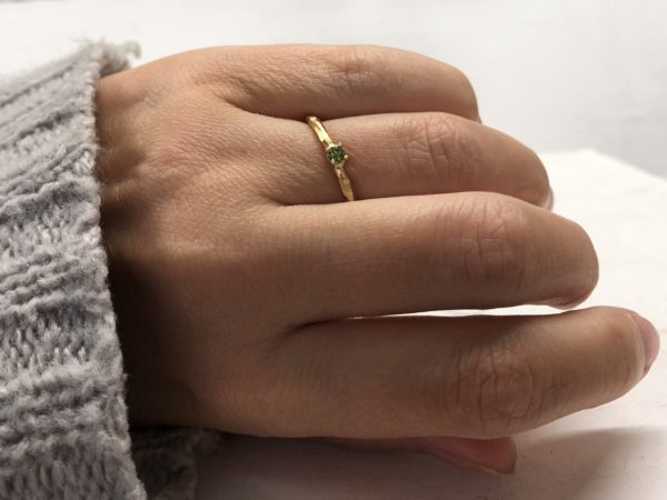 Geschmiedeter Ring mit grünem Stein vom Goldschmied Olivi 1