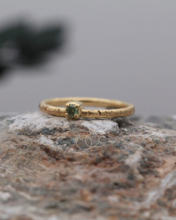 Goldener Ring mit Naturoptik Lignessi
