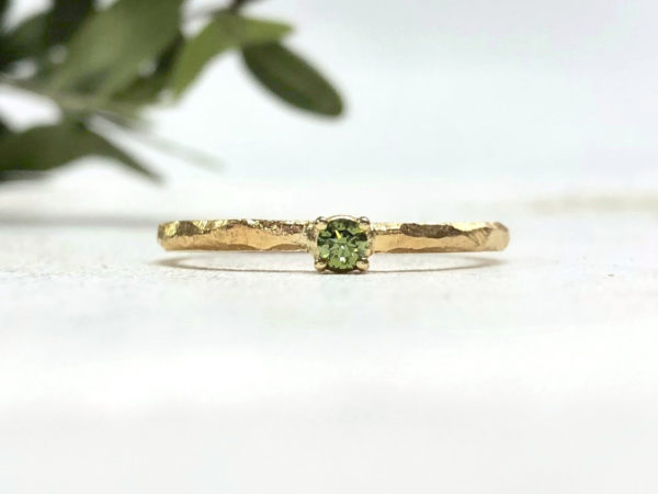 Goldener Vorsteckring und Verlobungsring mit olivgrünem Stein Olivi 1
