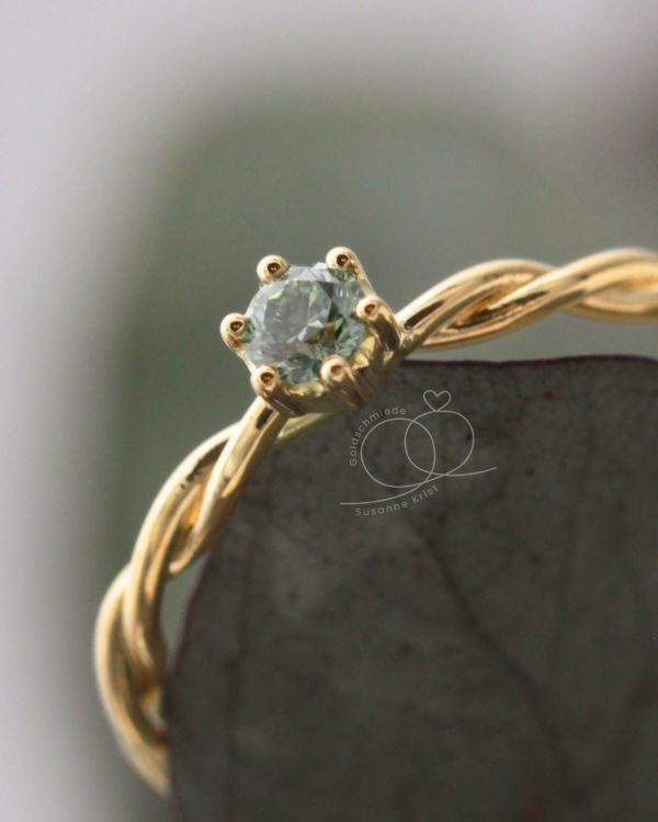Goldring grüner Stein bzw. Kordel Ring hellgrüner Diamant Bria