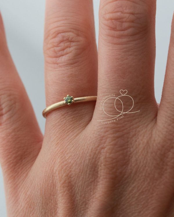 Goldring grüner Stein Fini Oliv am Finger