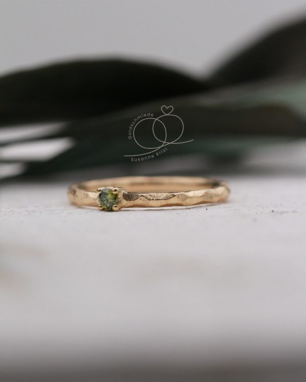 Goldring mit grünem Stein Olivi