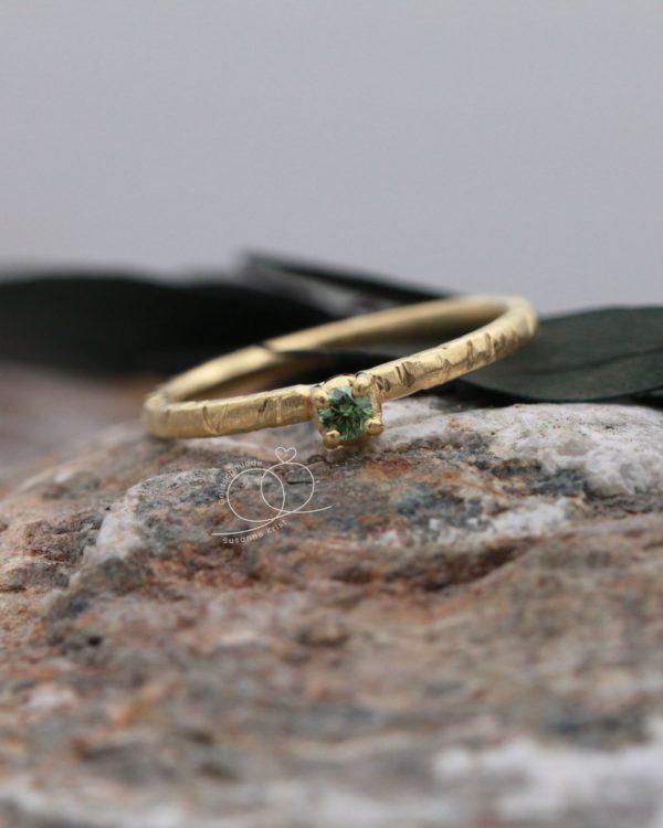 Goldring mit Naturoptik und grünem Stein Lignessi