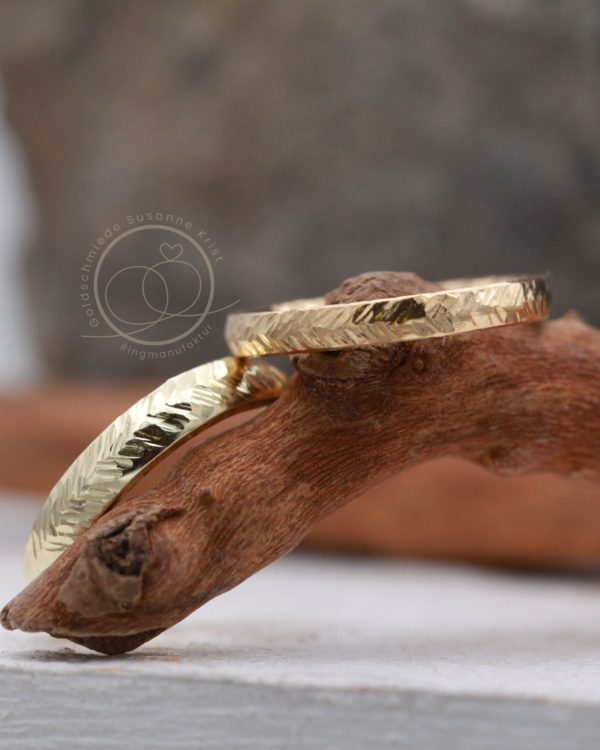 Goldringe mit Blattmuster Modell Blattwerk in Gold