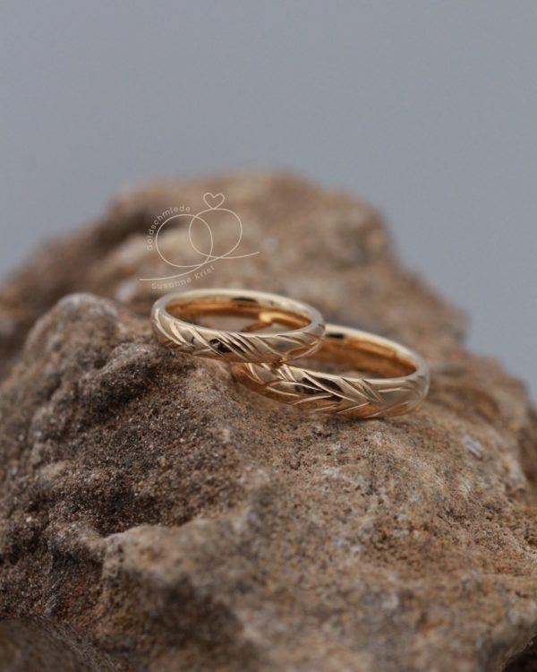 Goldringe mit Holzmuster vom Goldschmied namens Baumtraum Gold