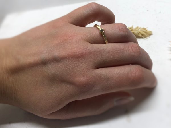 Verlobungsring mit braunem Stein auf der Haut Anneda