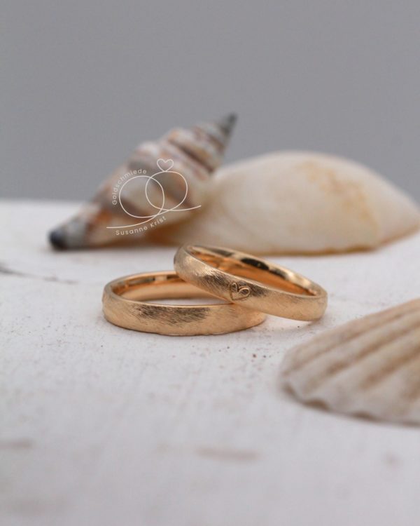 Herztrauringe aus Gold namens Strandliebe