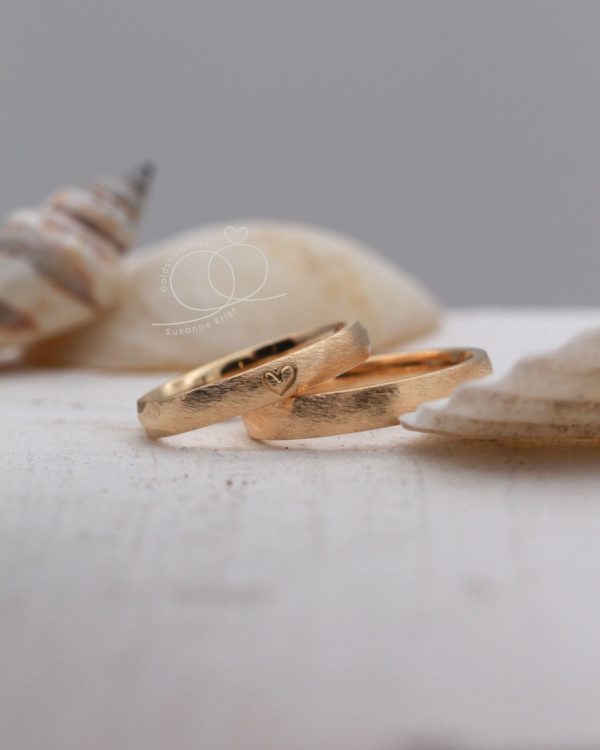 Goldene Herzringe mit Muster