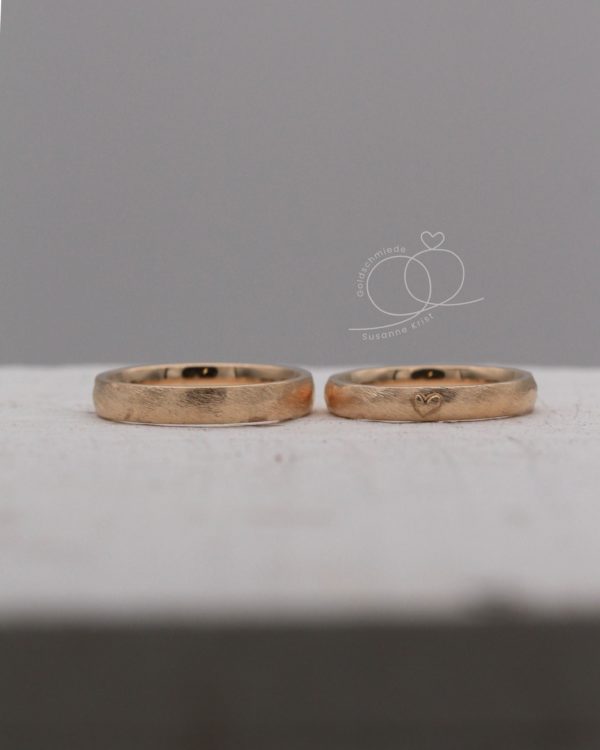 Schlichte Herztrauringe aus Gold, Modell Strandliebe