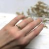 Matter Verlobungsring mit Salt n Pepper an der Hand Simeona