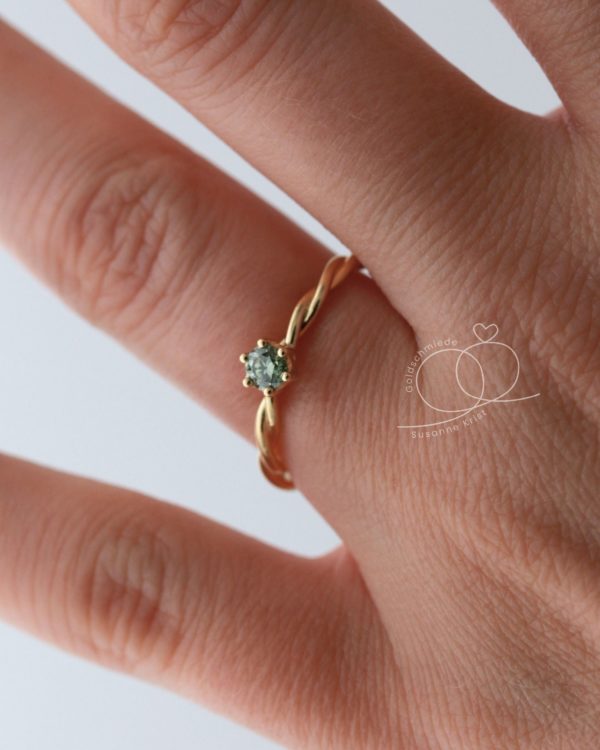 Kordel Ring mit grünem Stein Bria