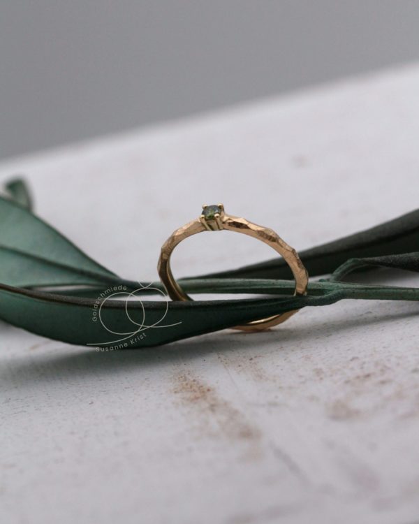 Ring aus Gold grüner Stein Olivi