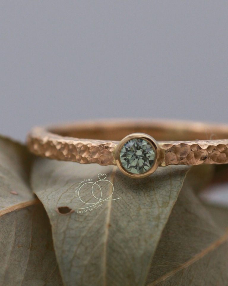 Homepage 7 Ring grüner Stein Linda vom Goldschmied aus nachhaltigem Gold