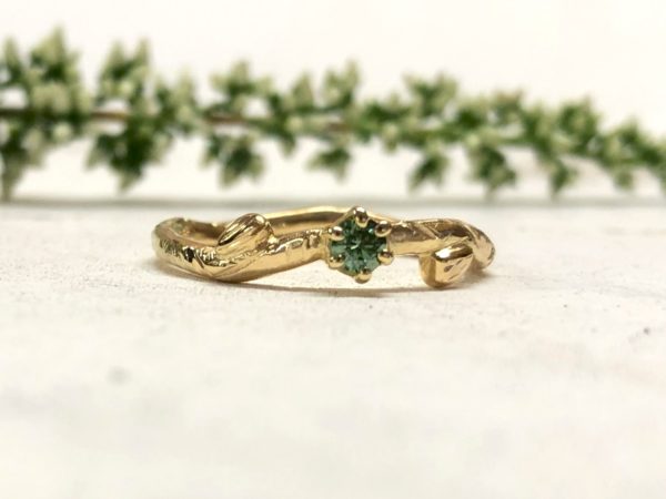 Floraler Verlobungsring mit grünem Stein bzw. Ring mit Blättern Verdea