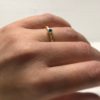 Verlobungsring mit blauem Stein Thetes an der Hand