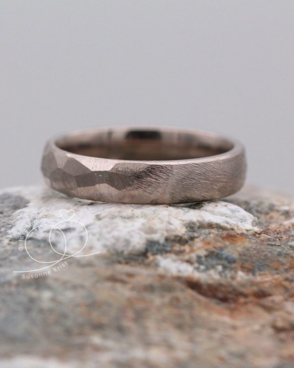 Ring mit Hammerschlag Weissgold, Wanderlust