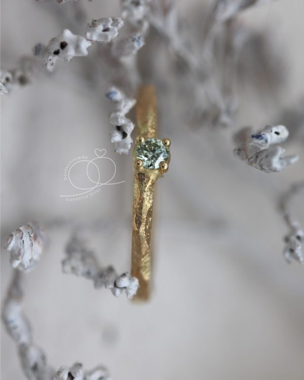 Ring mit hellgrünem Stein Diamant Minti