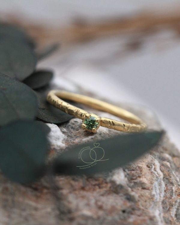 Ring mit Naturoptik als Verlobungsring grüner Stein Lignessi