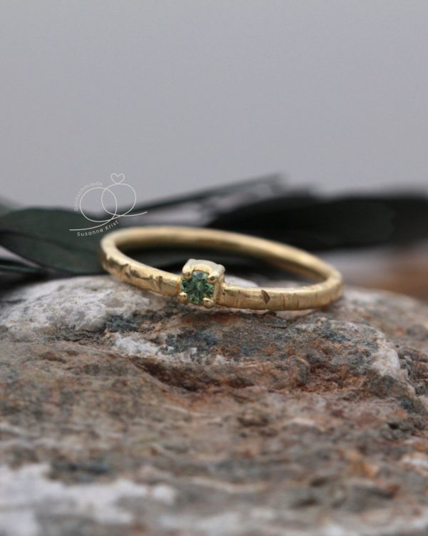 Ring mit Naturoptik grüner Stein Lignessi